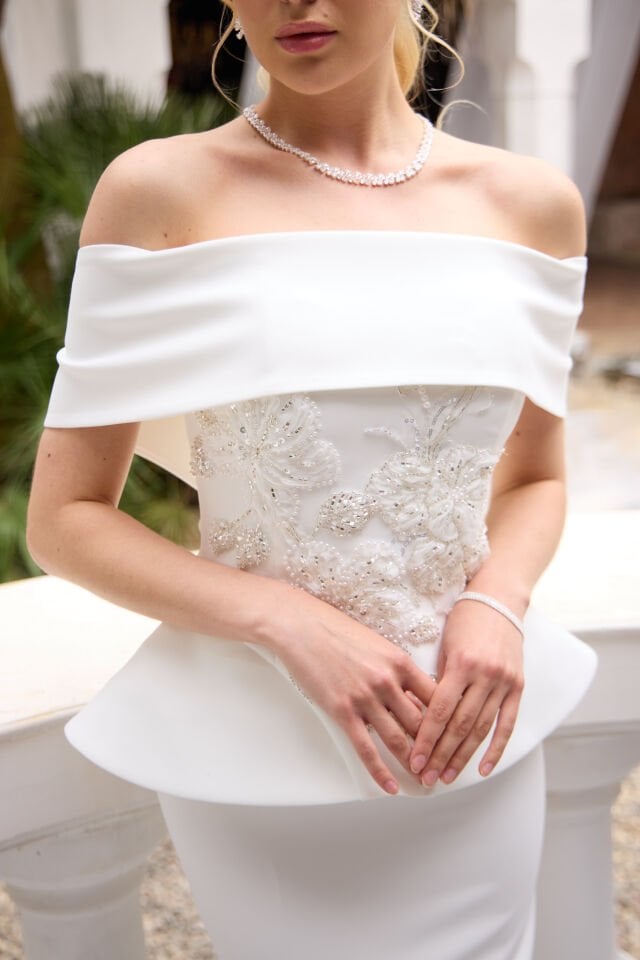Lilya Beyaz Aplike İşlemeli elbise