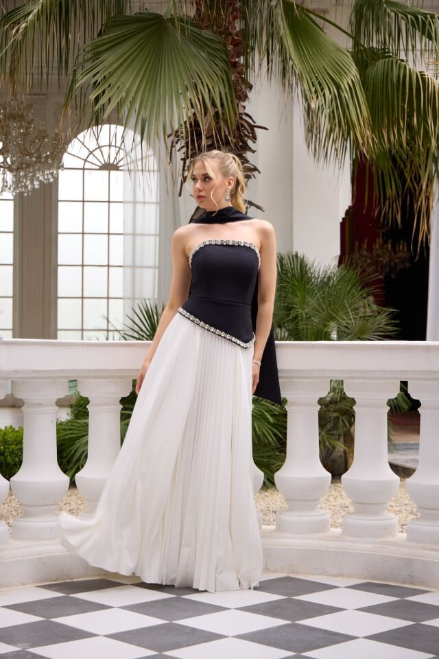 Amanda Siyah & Beyaz Çift Renk Kristal Taş İşlemeli Plise Detaylı Elbise