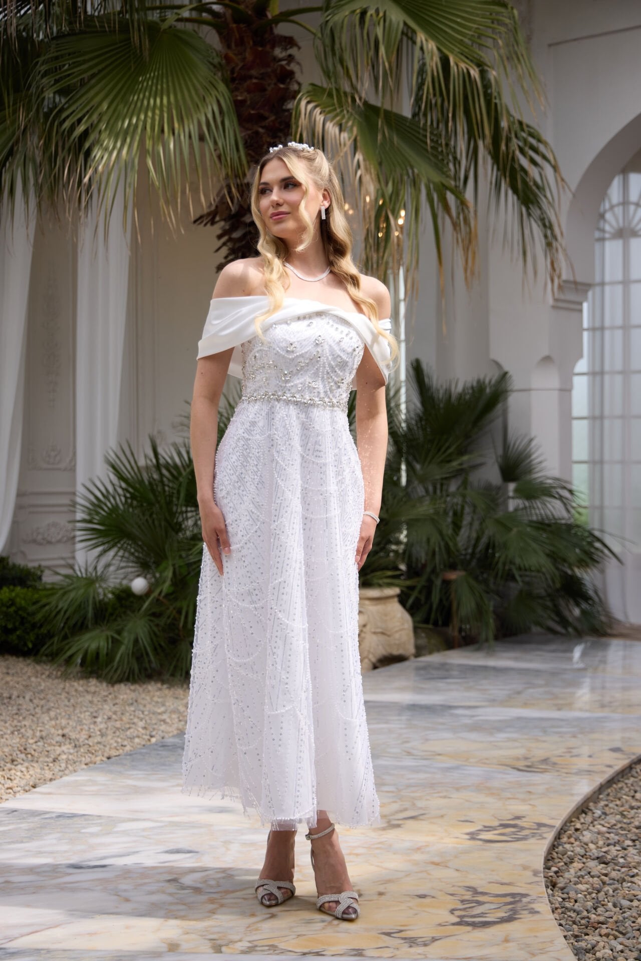 Amelia Beyaz İnci & Kristal İşlemeli Prenses Elbise